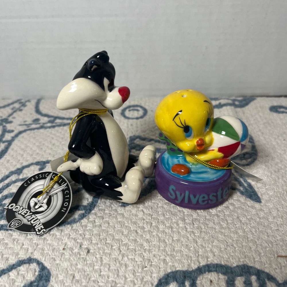 NEW Looney Tunes Sylvester & Tweety Magnetic Salt and Pepper Shaker Set